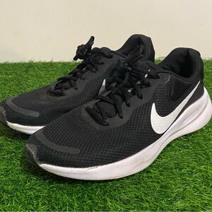 Nike Revolution 7 running shoes